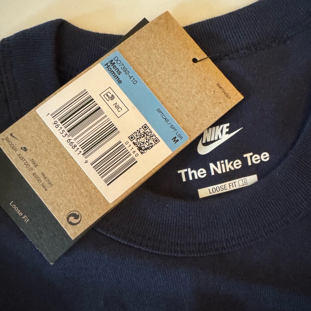 Nike NWT mens med Navy tshirt